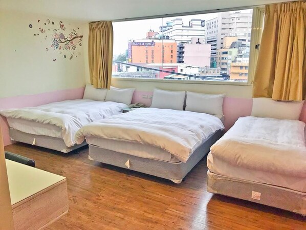 Desk, blackout curtains, free WiFi, wheelchair access - Happy Holiday Hotel (Taoyuan City)