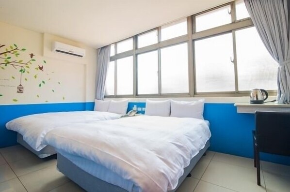 Desk, blackout drapes, free WiFi, wheelchair access