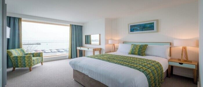 经典套房, 2 间卧室, 阳台, 海景 | 1 多间卧室、客房内保险箱、熨斗/熨衣板、免费婴儿床