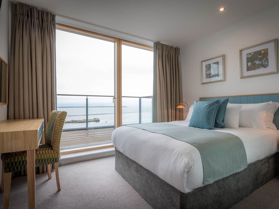 1 quarto, cofres nos quartos, ferros/tábuas de passar roupa