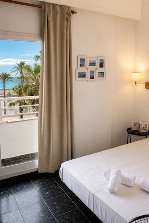 Panoramic Double Room | Free WiFi, bed sheets - Malvarrosa Beach Rooms (Valencia)