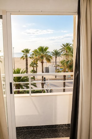 Panoramic Double Room | Free WiFi, bed sheets - Malvarrosa Beach Rooms (Valencia)