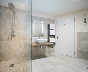 Superior Room, 1 King Bed, Lake View | Bathroom