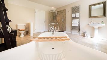 Room (Superior Garden Lodge) | Deep soaking bathtub