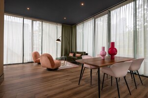 Superior Double Room | Living area | 32-inch flat-screen TV with cable channels, TV