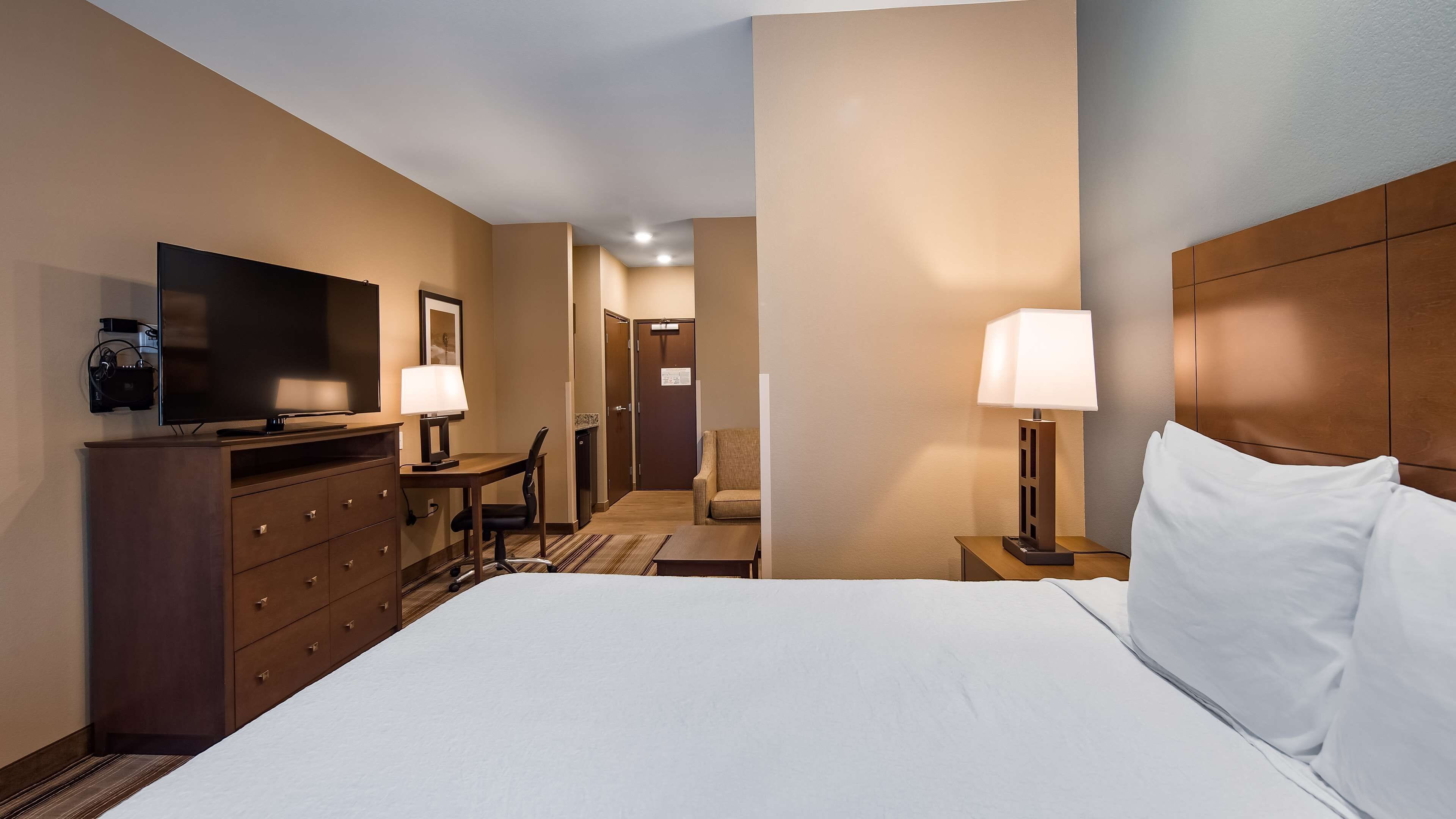 suite, 1 king bed, non smoking, refrigerator & microwave | pillow-top beds, in-room safe, desk, laptop workspace