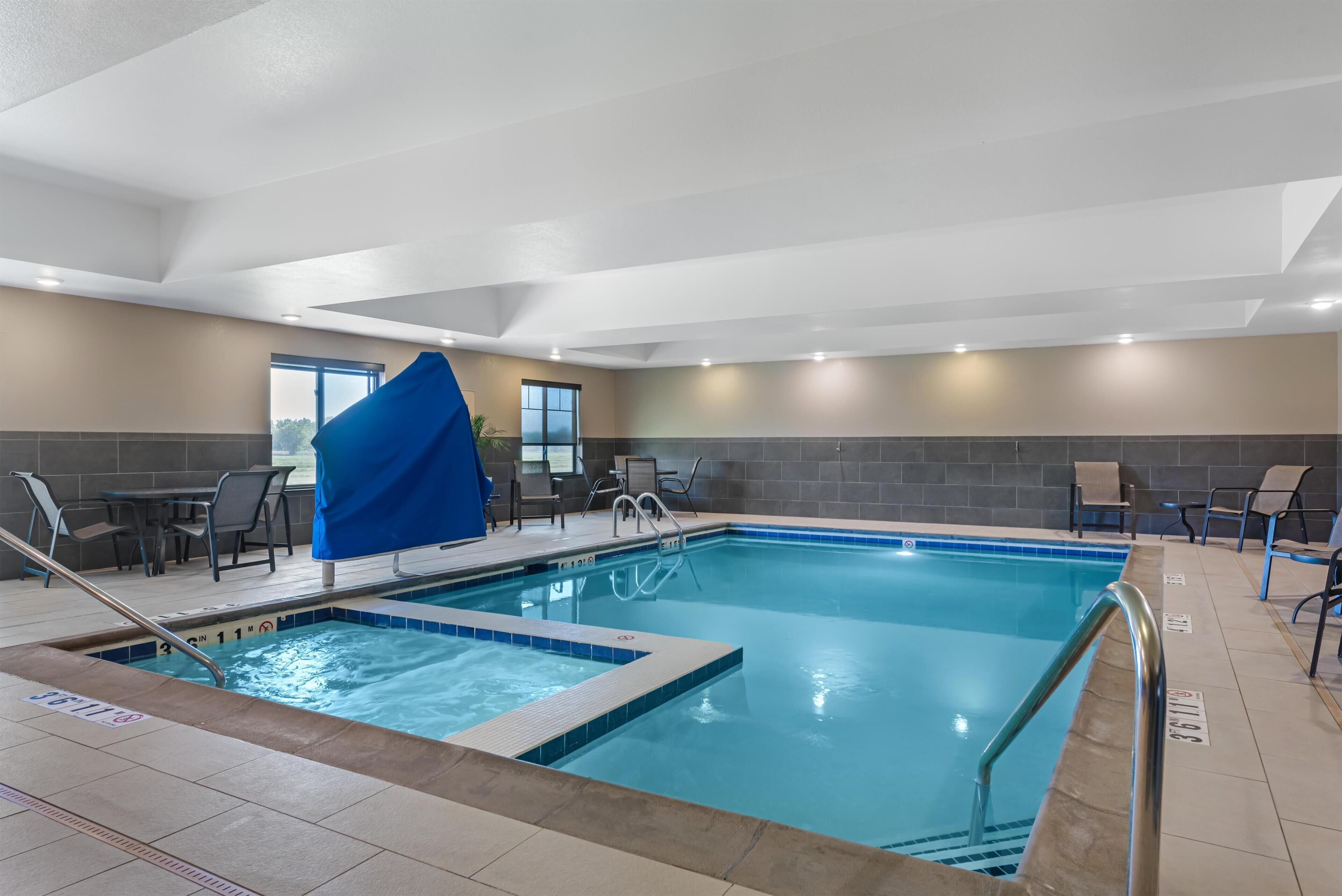 Piscine couverte, chaises longues