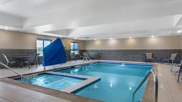 Piscine couverte, chaises longues