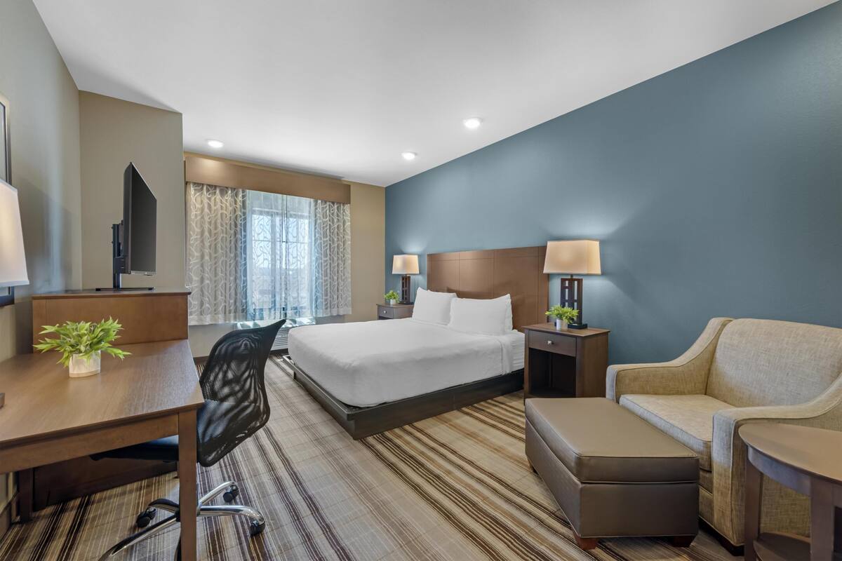Chambre Standard, 1 très grand lit, accessible aux personnes à mobilité réduite, baignoire | Surmatelas, coffres-forts dans les chambres, bureau