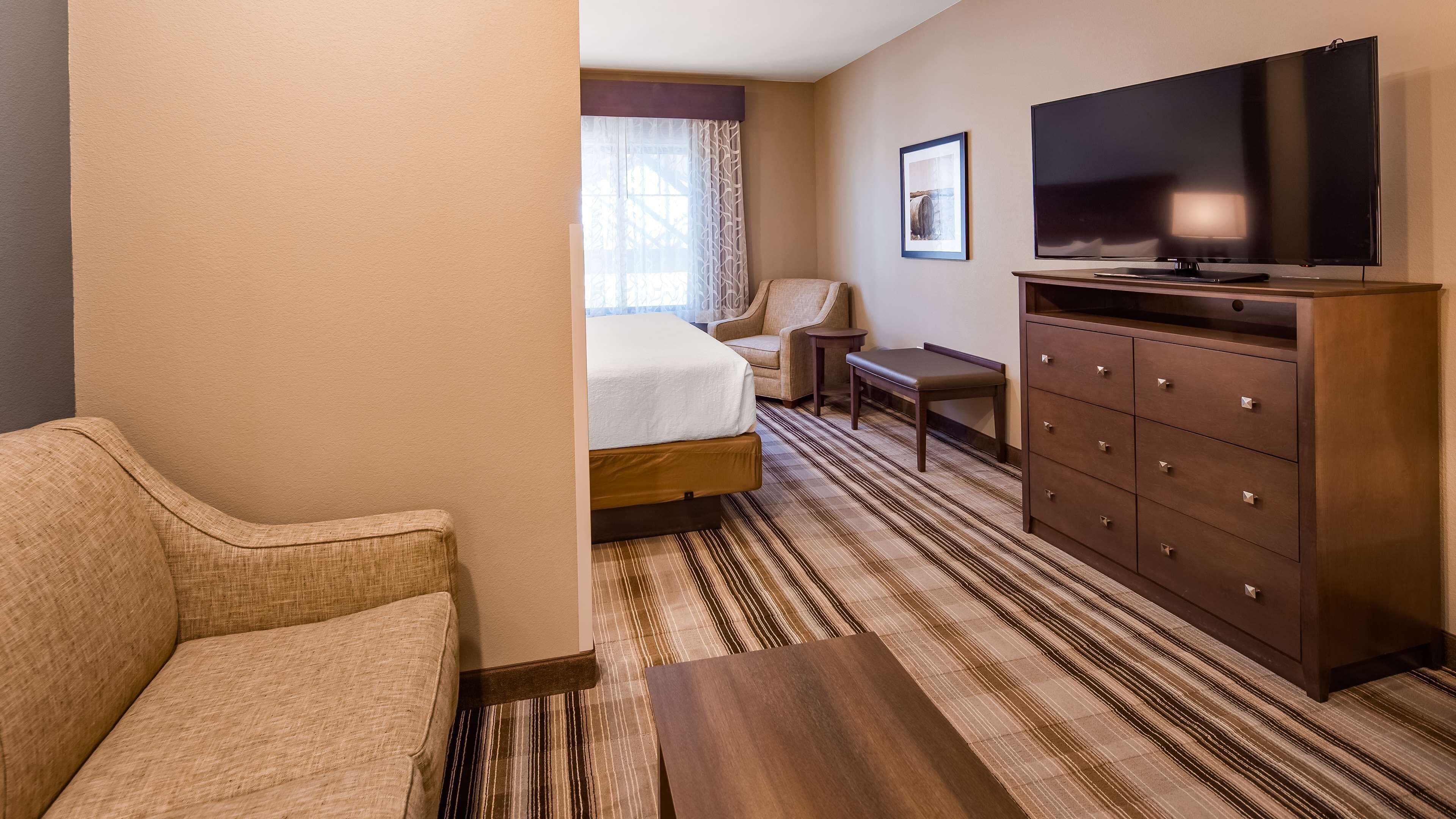 suite, 1 king bed, non smoking, refrigerator & microwave | pillow-top beds, in-room safe, desk, laptop workspace