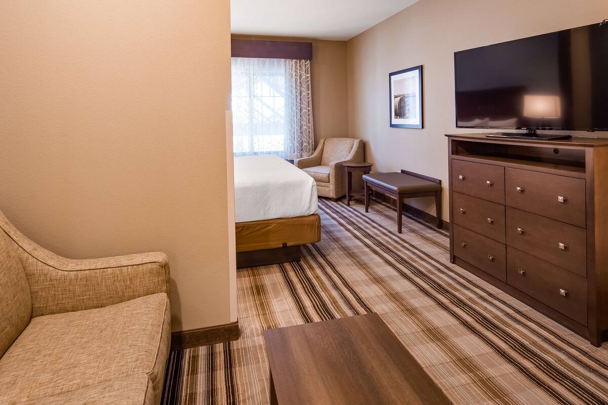 suite, 1 king bed, non smoking, refrigerator & microwave | pillow-top beds, in-room safe, desk, laptop workspace