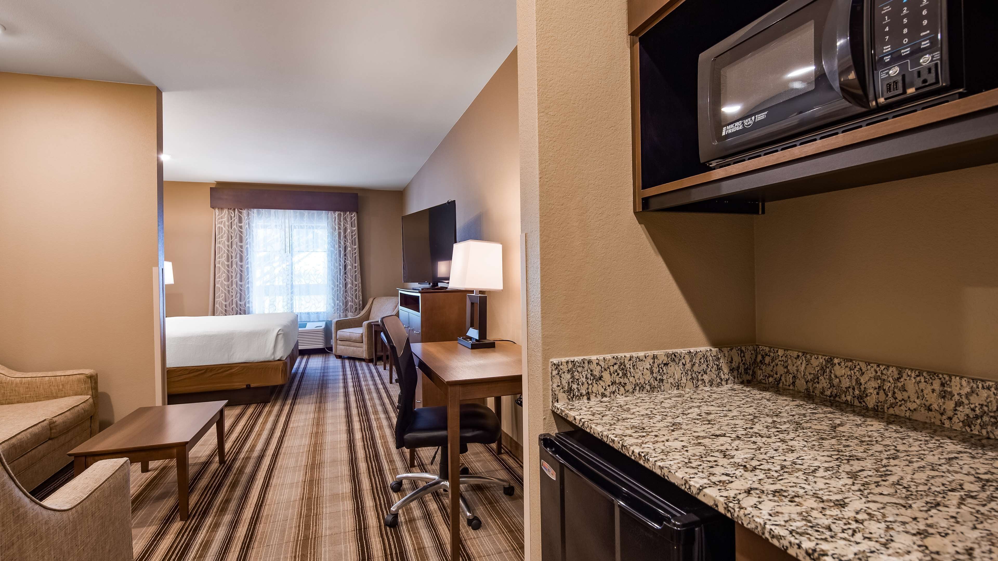suite, 1 king bed, non smoking, refrigerator & microwave | pillow-top beds, in-room safe, desk, laptop workspace