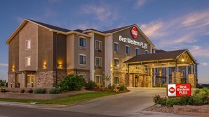 Un hôtel Best Western Plus au design moderne, doté de plusieurs entrées et d’un parterre aménagé à l’avant.