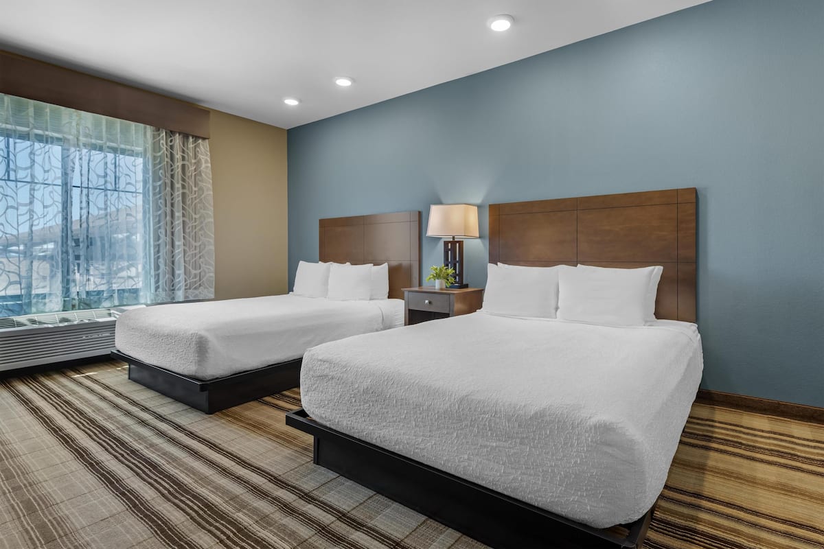 Chambre Standard, 2 grands lits, accessible aux personnes à mobilité réduite, baignoire | Surmatelas, coffres-forts dans les chambres, bureau