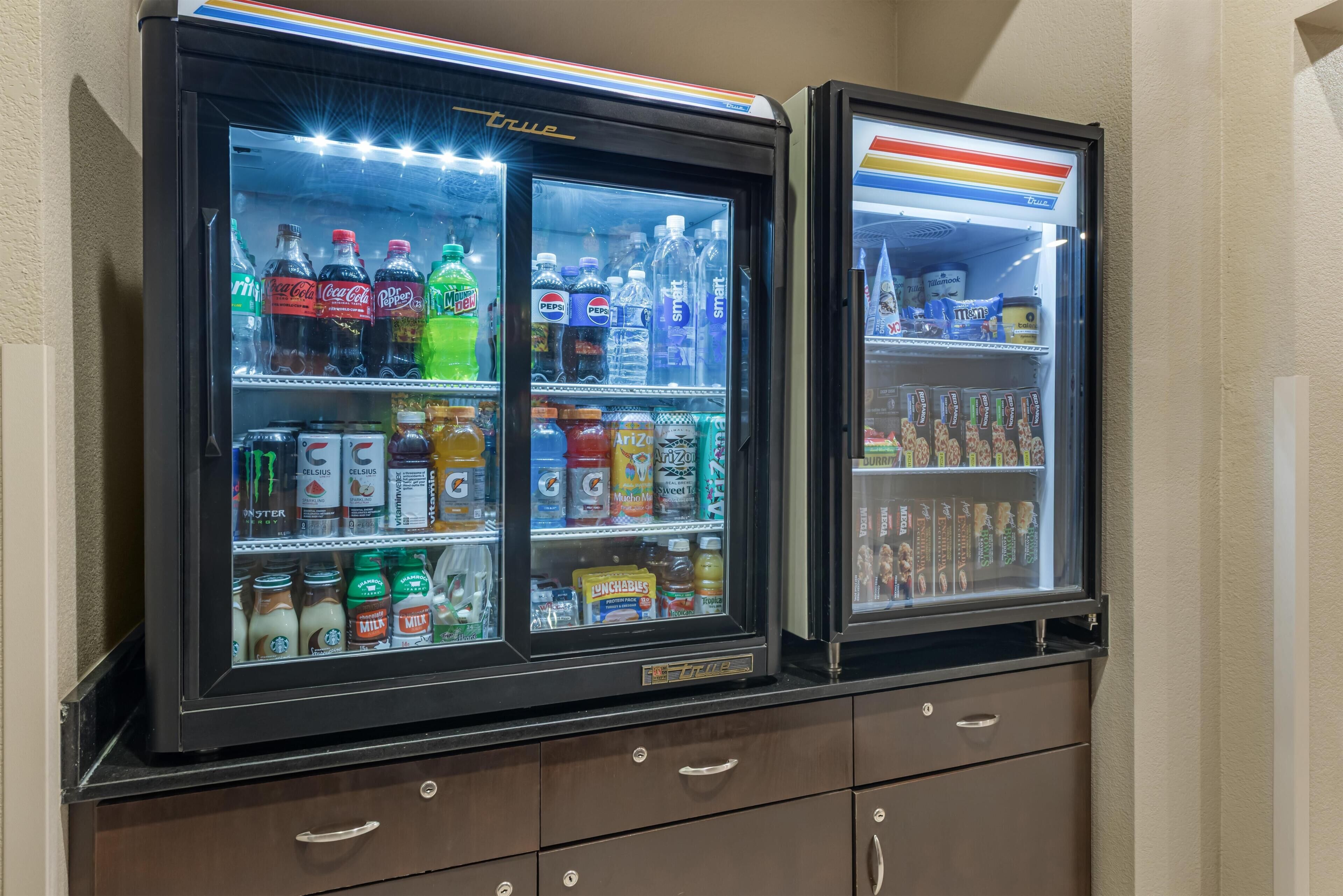 Deux distributeurs automatiques de boissons proposant une variété de boissons et de collations.
