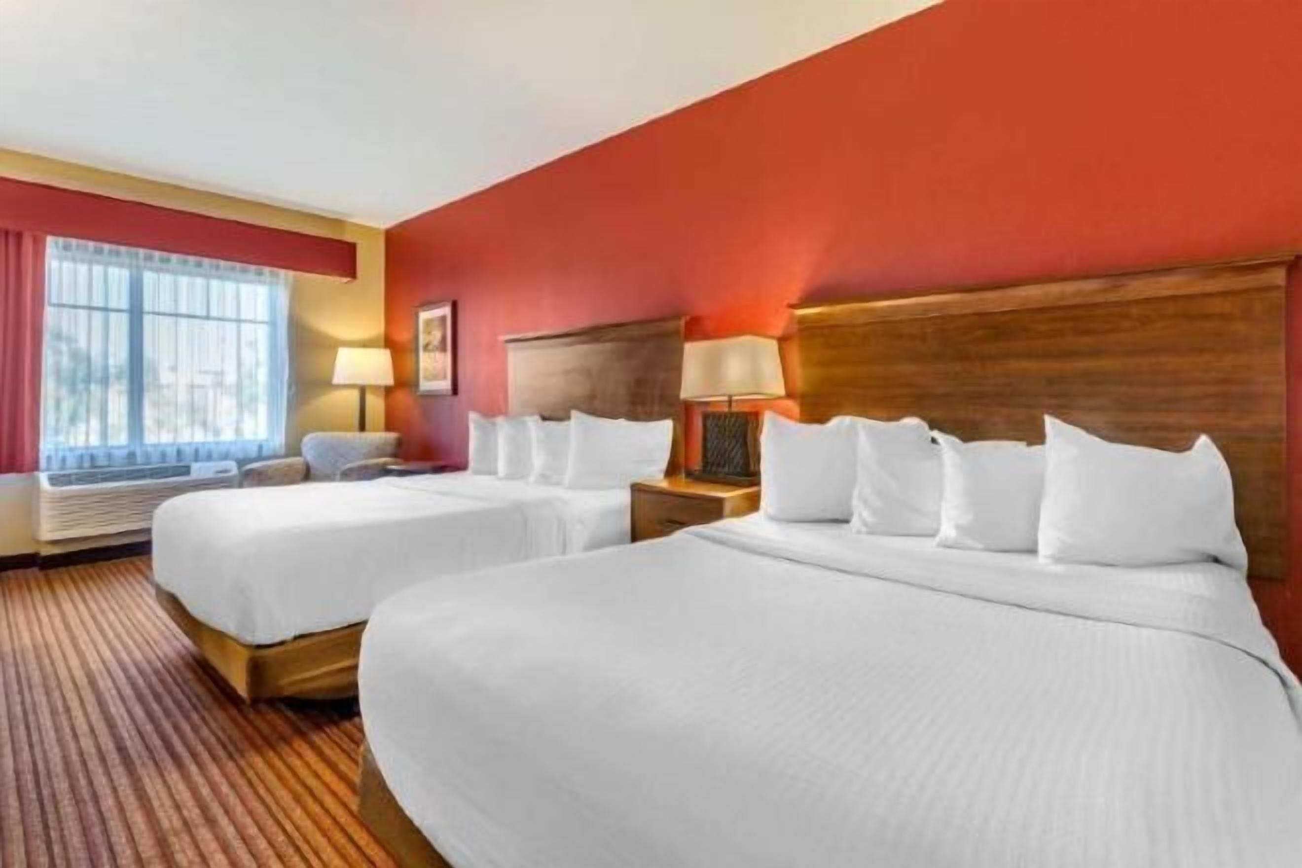 Tempur Pedic -patjalliset sängyt, työpöytä