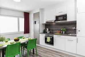 Apartamento conforto, cozinha | Cozinha privada | Geladeira, micro-ondas (mediante solicitação), fogão, cooktop