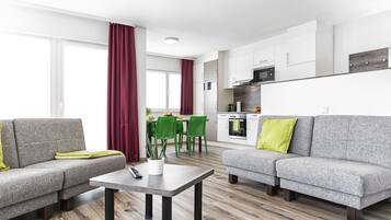 Apartemen Comfort, dapur | Area keluarga | Televisi layar datar 32-inci dengan saluran TV satelit dan TV