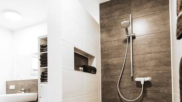 Apartemen Comfort, dapur | Kamar mandi | Shower, perlengkapan mandi gratis, pengering rambut, dan handuk