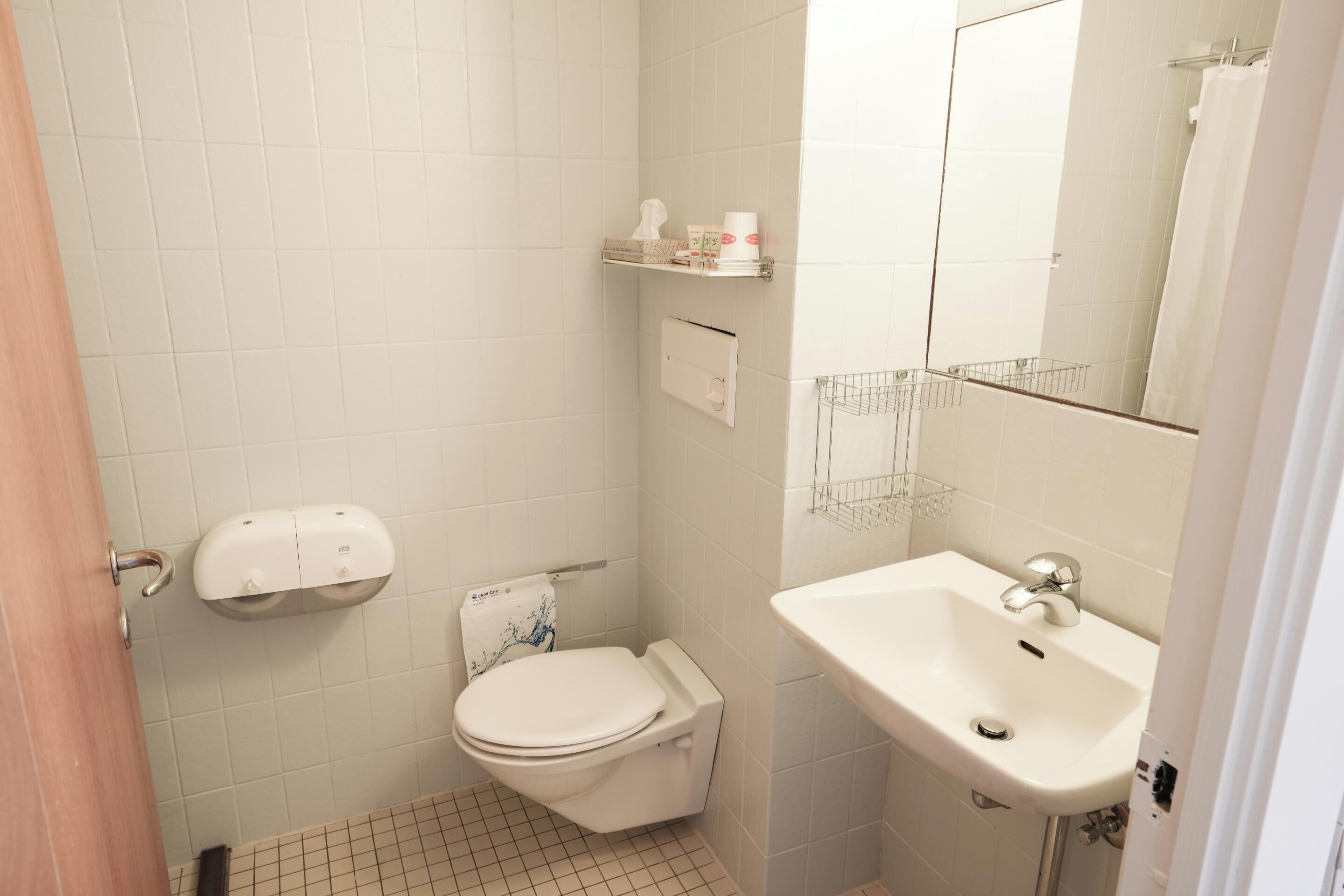 double room | bathroom | shower, rainfall showerhead, free toiletries, hair dryer