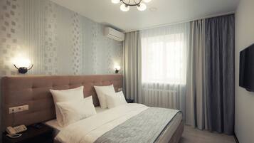 Kahden hengen standard-huone | Minibaari, tallelokero huoneessa, työpöytä, äänieristys