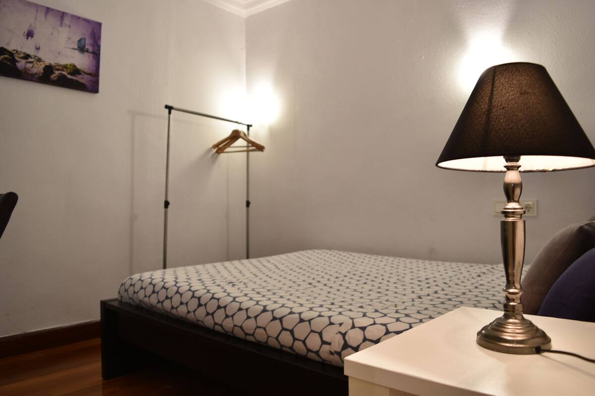 Habitación económica, baño compartido | Cortinas blackout, cunas gratuitas y wifi gratis