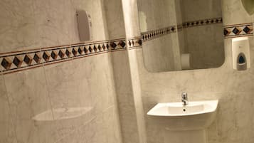 Comfort kamer, keuken | Badkamer | Een douche, gratis toiletartikelen, handdoeken