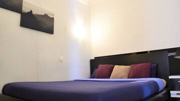 Chambre Double ou avec lits jumeaux, salle de bains commune | Rideaux occultants, lits bébé (gratuits), Wi-Fi gratuit