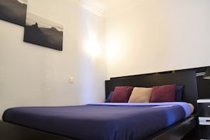 Basic Double or Twin Room, Shared Bathroom | Blackout drapes, free cribs/infant beds, free WiFi - San Sebastian Holiday Guesthouse (San Sebastián)