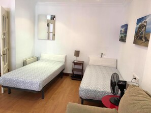 Quarto duplo econômico, banheiro compartilhado | Cortinas blackout, berços grátis, Wi-Fi de cortesia
