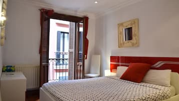 Comfort Room, Kitchen | Blackout drapes, free cribs/infant beds, free WiFi