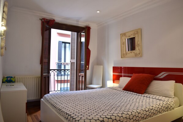 Comfort Room, Kitchen | Blackout drapes, free cribs/infant beds, free WiFi - San Sebastian Holiday Guesthouse (San Sebastián)