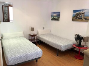 Quarto duplo econômico, banheiro compartilhado | Cortinas blackout, berços grátis, Wi-Fi de cortesia