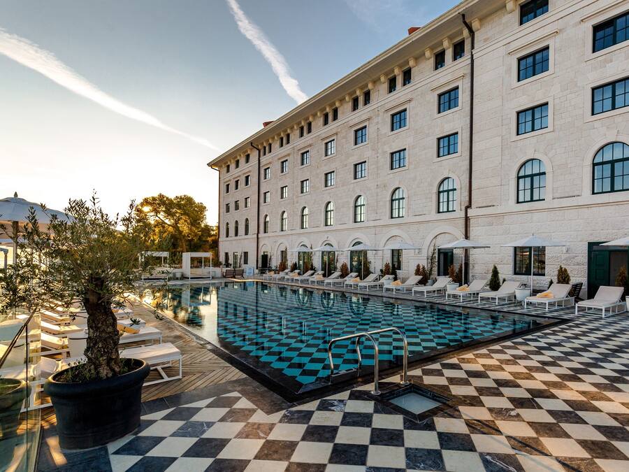 Piscine couverte, piscine extérieure (ouverte en saison)