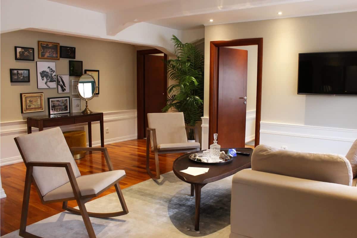 Suite – deluxe | Minibar, safe på rommet, lydisolert og wi-fi (inkludert)