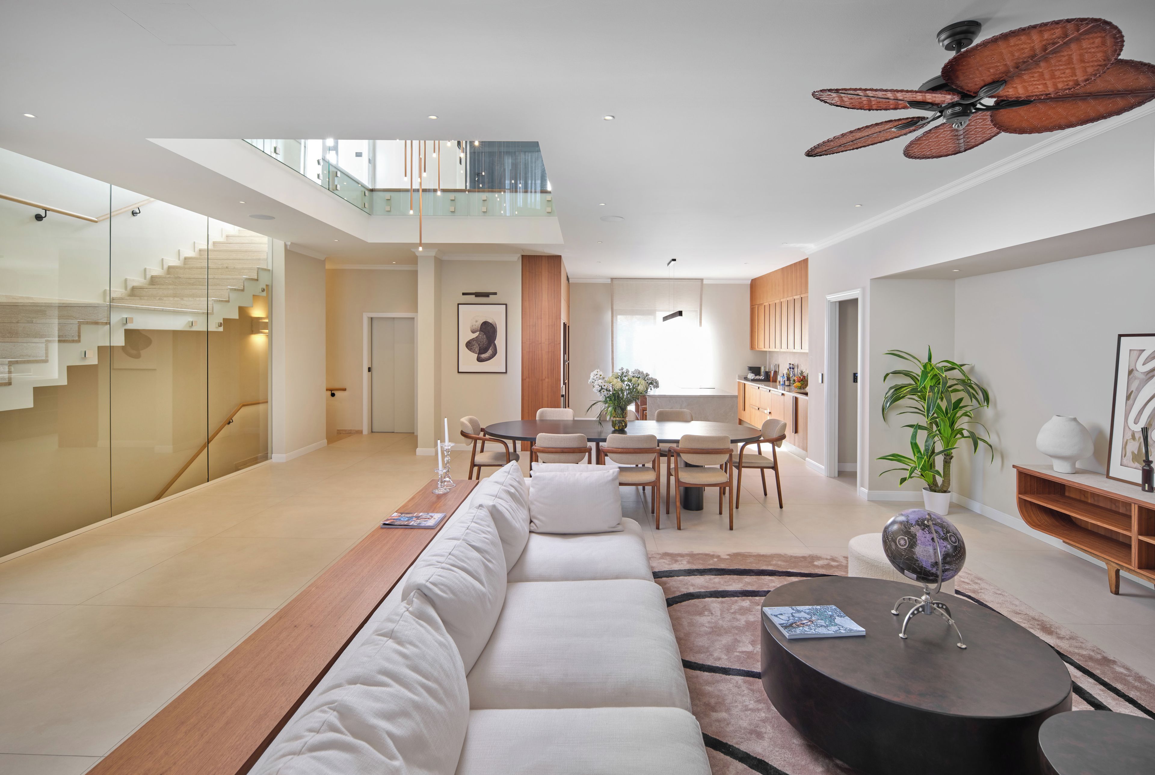 Un salon moderne avec un canapé, une table basse et un coin repas.