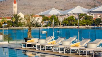 Alberca techada y alberca al aire libre por temporada