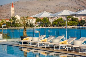 Una piscina cubierta, una piscina al aire libre de temporada