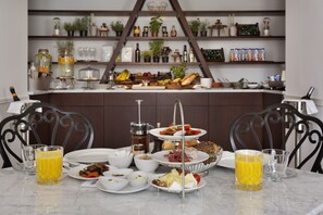 Free daily continental breakfast