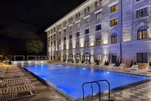 Bagian depan properti - sore/malam