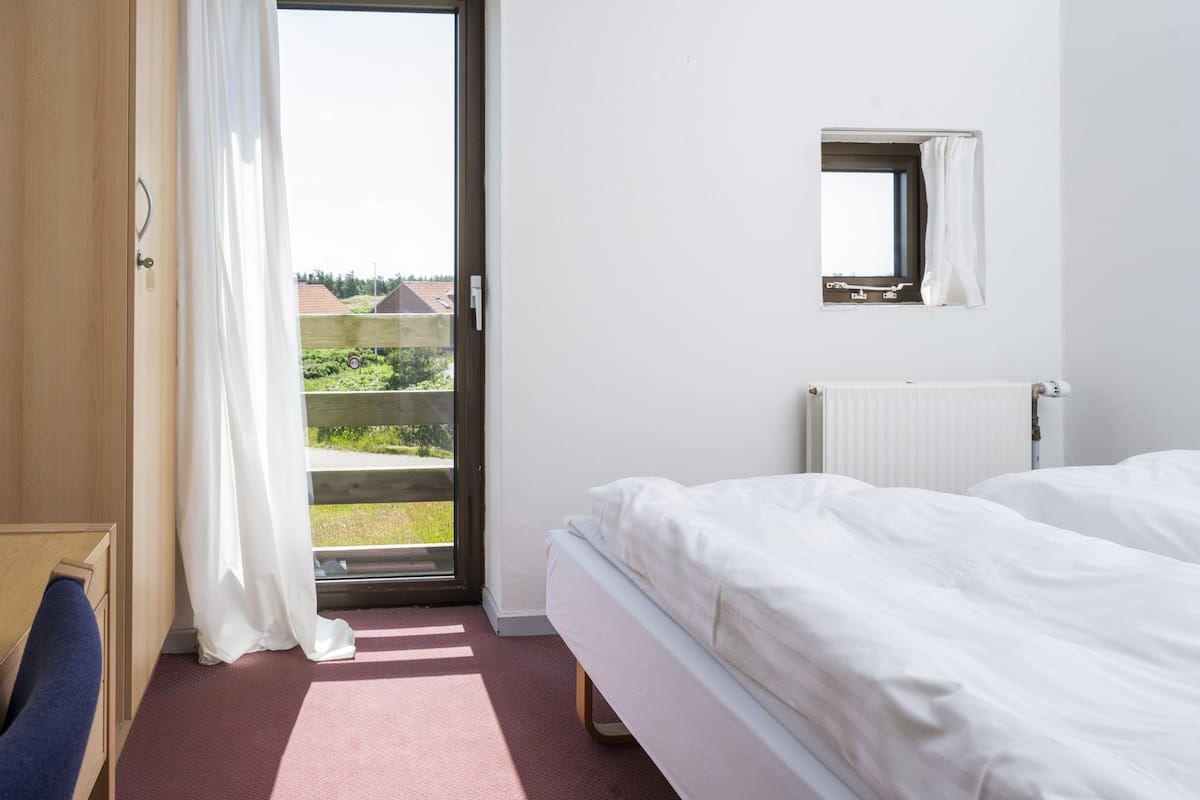 1 habitación, escritorio, wifi gratis y ropa de cama