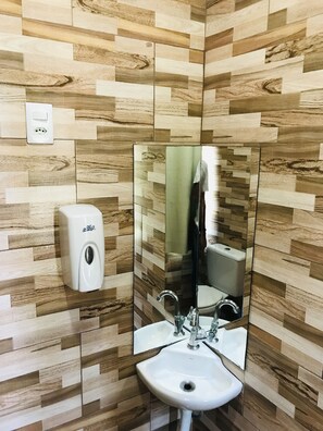 Premium Quadruple Room, 1 Bedroom | Bathroom | Free toiletries, towels