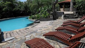 Una piscina al aire libre