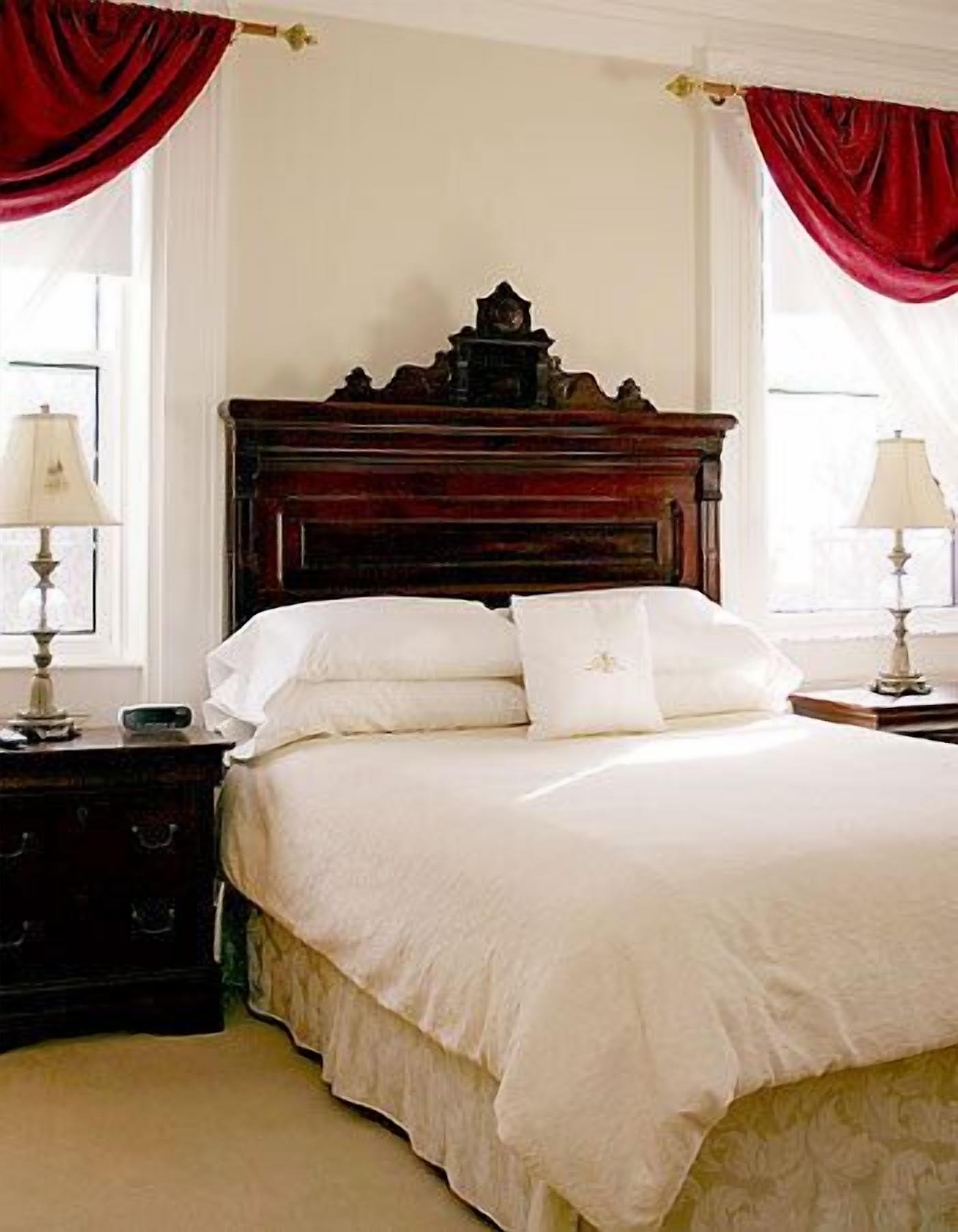 أغطية فراش متميزة ومكتب ومكواة/لوح كي وواي فاي مجانًا