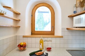 Apartamento Deluxe | Cocina privada | Frigorífico grande, microondas, placa de cocina y lavavajillas