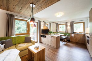 Apartamento exclusivo (1) | Zona de estar | Una televisión de pantalla plana, una mesa de tenis de mesa