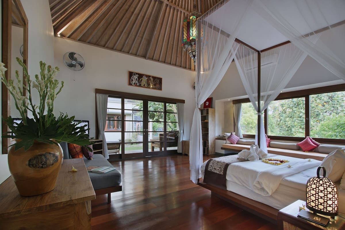 Deluxe Suite | 2 bedrooms, premium bedding, minibar, in-room safe