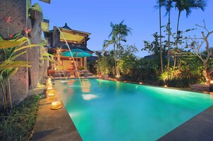 Una piscina al aire libre