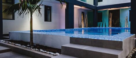 Una piscina al aire libre