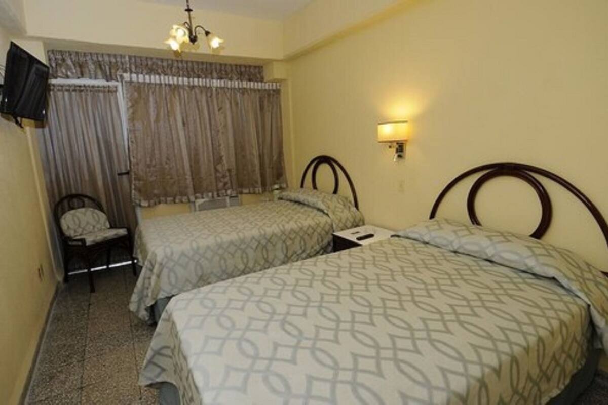 Bureau, espace de travail pour ordinateurs portables, literie fournie